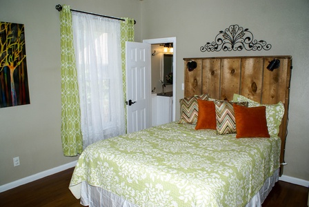 Queen bed with bathroom access