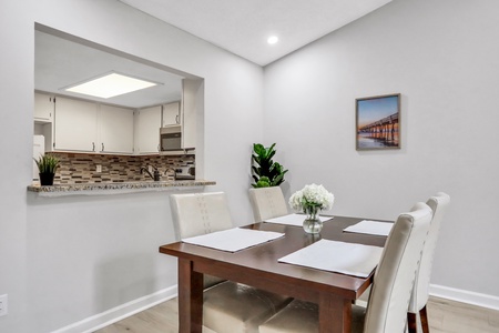 Dinning area by kitchen, seats 4