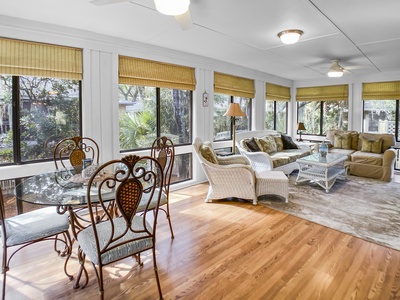 Incredible floor to ceiling windows with lots of natural light Incredible floor to ceiling windows with lots of natural light 