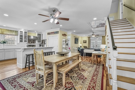 Open space with plenty of dining room for the whole family!