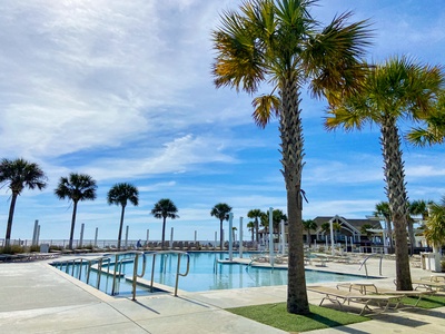 Community pool with beach and ocean access Community pool with beach and ocean access 