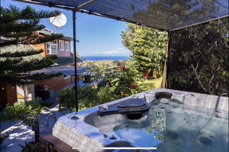 Large, new Jacuzzi with amazing views, including that of our neighbor island, Maui Large Jacuzzi with views of Maui