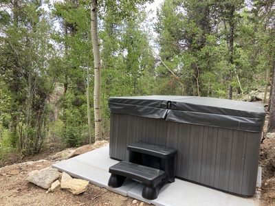 Hot tub in the wilderness! Hot tub in the wilderness! You'll love soaking with a view of the mountains through the forest!