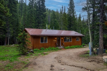 Welcome to Moon Creek Cabin - Your cozy vacation awaits!