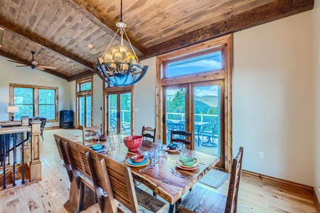 Rustic beauty and clean comfort! Plenty of room for 7 guests.