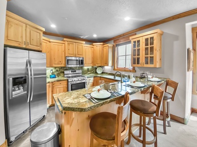 Fully Equipped Modern Kitchen with Breakfast Bar!