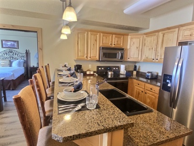 Wonderfully Equipped Kitchen with Breakfast Bar