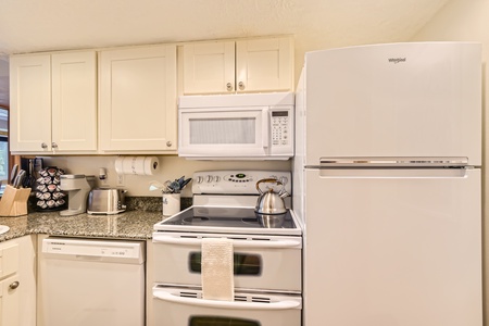 Kitchen Perfect for a Quick Meal before Hitting the Slopes!