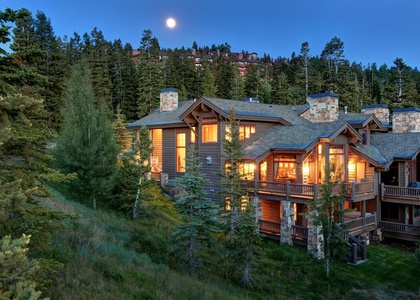 Sublime setting for a family getaway, ski-in ski-out 4 bedroom platinum level vacation home.