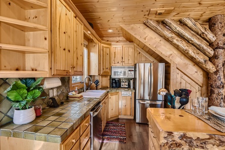 Well Equipped Kitchen with Stainless Steel Appliances!