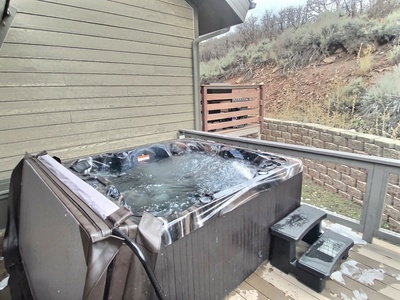 Private Hot Tub on Back Patio!