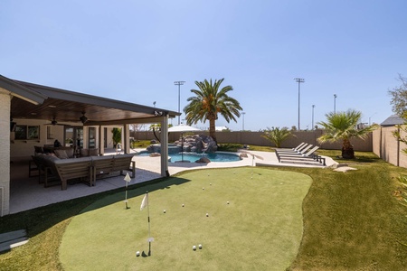 Practice your golf swing on our private backyard putting green, a golfer's paradise right at home