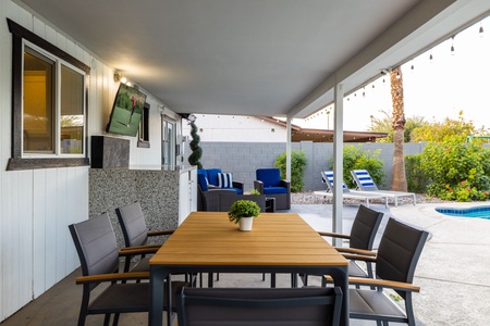 Outdoor Dining & TV