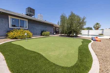 Outdoor putting green