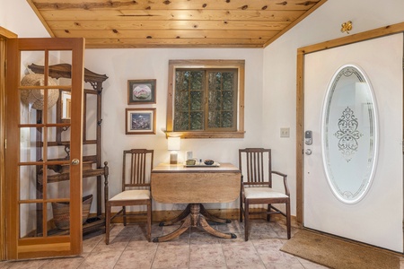 Kittery West Estes Park, Entryway front door, with table and 2 chairs.