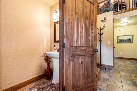 Twin Pines Estes Park, Guest half bath off the main entrance.