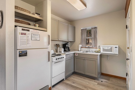 Newly remodeled kitchen lots of space for meal prepping.