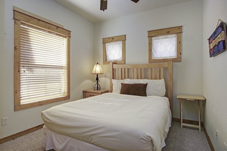 Queen bed in the main level bedroom.