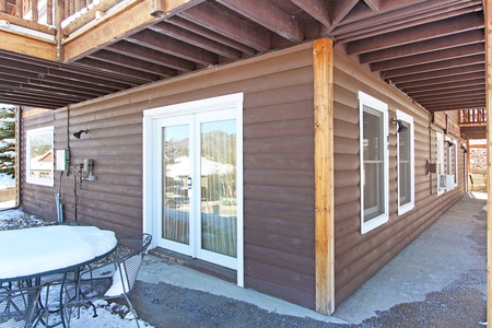 The entrance is located on the lower level of the old lodge guesthouse, featuring a patio where guests can enjoy the fresh mountain air and beautiful views.