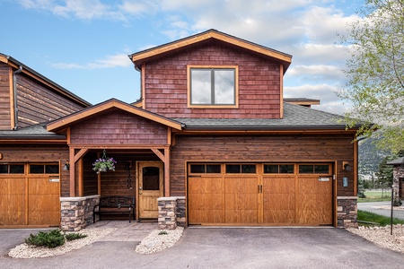 Twin Pines Estes Park, Front view of this beautiful home. Garage only fits CARS! not SUV's