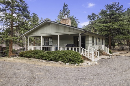 Aspen View Getaway Estes Park, Driveway to the home, Parking available for 3 vehicles.