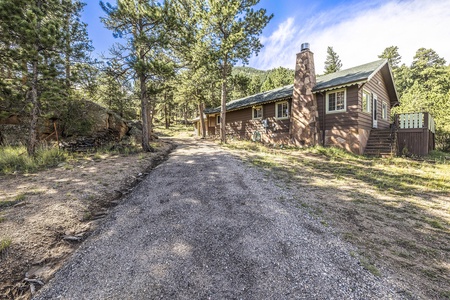 Kittery West Estes Park, Home exterior and driveway.