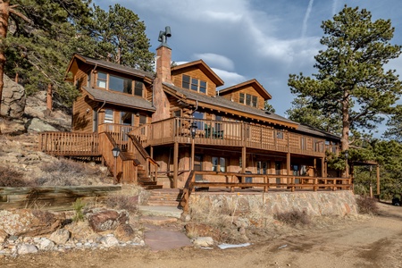 The expansive log exterior of Bishop's Retreat beckons you into the ultimate Rocky Mountain getaway home.