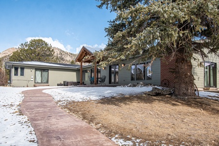 Snowline Vista Lodge Estes Park, Sidewalk leading to the front of the home. Guests enter through garage. 