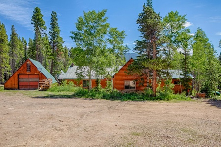 Longs Peak Cabin Estes Park, Driveway and front of the home.