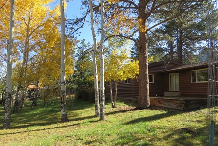 Lazy Elk Retreat Estes Park, This cabin is surrounded by a beautiful aspen grove 