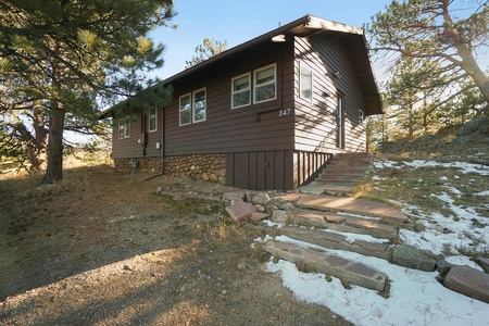 O'Deer Cabin Estes Park, 13 Steps to the entrance of the home.