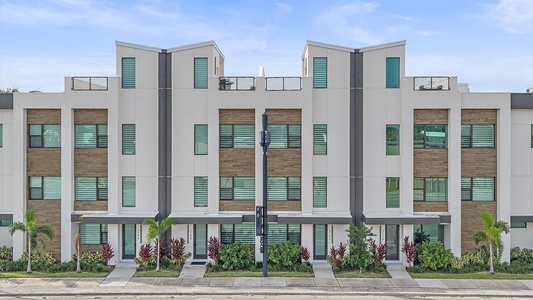 Gorgeous luxury townhome in walking distance to downtown Sarasota top restaurants and rooftop bars overlooking the Gulf