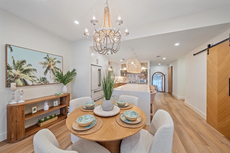 Plenty of seating for family and friends in the dining area and kitchen island. Perfect for gatherings with family and friends.