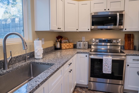 Fully equipped kitchen, coffee, and craft ice!!