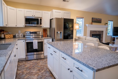 Equipped kitchen with breakfast bar