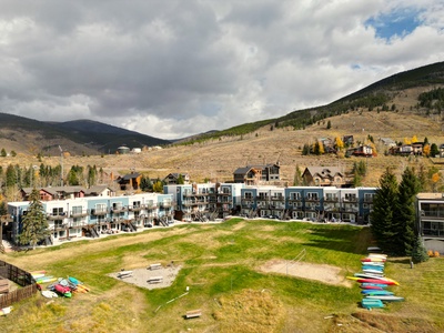 Aerial view of the Yacht Club complex, which offers a great yard area with plenty of amenities.