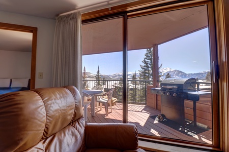 Great views of Lake Dillon and surrounding mountains from the cozy living room.