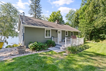 Gorgeous cottage on Little Whitefish Lake