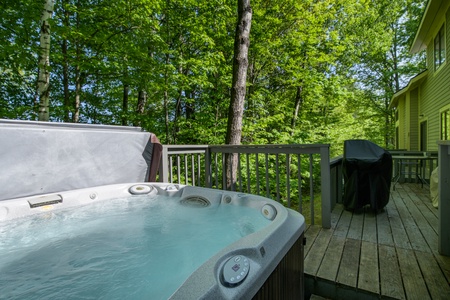 Private Hot Tub, Grill and Outdoor Eating area