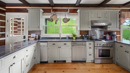 Fully Stocked kitchen