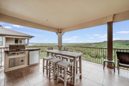 Outdoor patio with mini fridge overlooking the Texas Hill Country (grill no longer available)