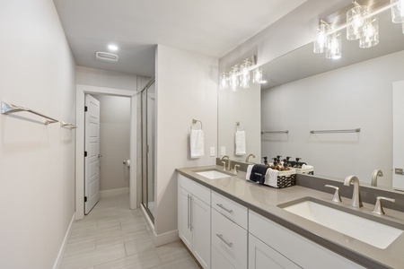 Primary bathroom en suite
