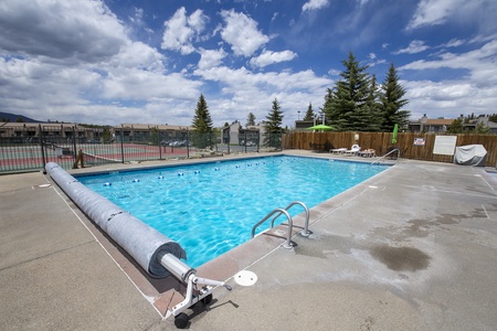 Year Round Heated indoor/outdoor Pool