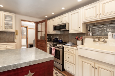 Updated fully stocked kitchen with all your needs!