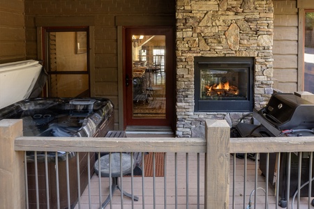 Outdoor Private Hot Tub , Fireplace and Gas Grill