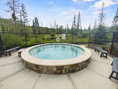 Shared common area Hot Tub with views of the forest