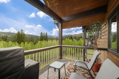 Relaxing Top Floor Outdoor space with Views and Grill