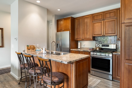 Beautiful fully stocked kitchen with a breakfast bar