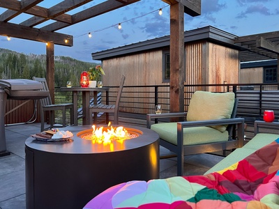 Welcome to Rock and Stars! Relax on the Rooftop Deck and enjoy the Firepit and Hot Tub