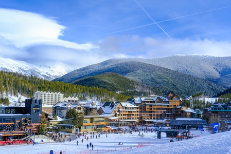 Winter Park resort is 15min drive or jump on free shuttle to gondola